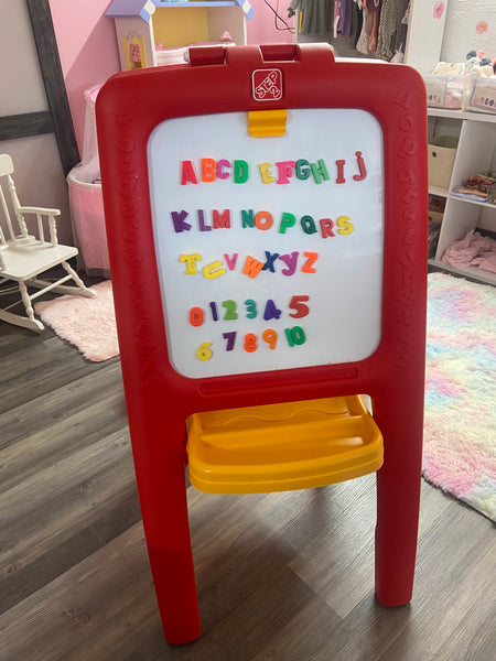Step2 Easel w/accessories